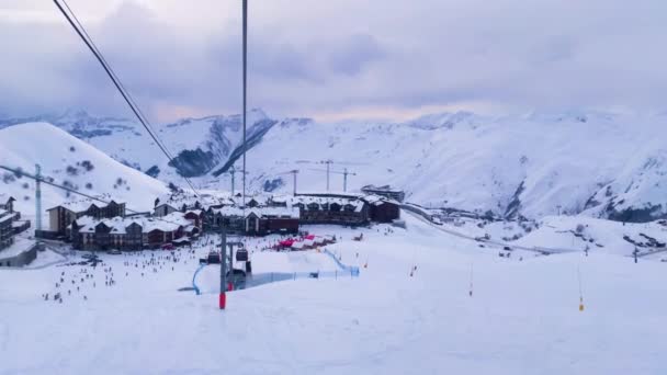 Kabelbaanlift in winterskigebied. — Stockvideo