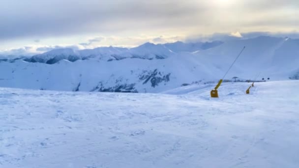 Distant rörelse av skidspår på snöig sluttning. — Stockvideo