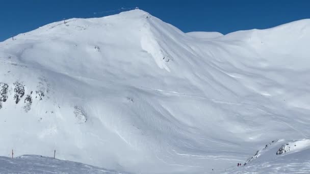 Oigenkännliga skidåkare rider från snöig kulle. — Stockvideo