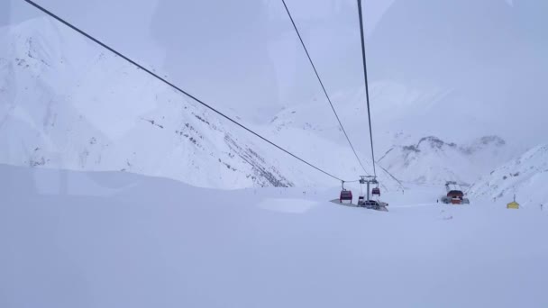 Kabelbaan liften in de winter bergen. — Stockvideo