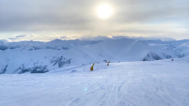 日当たりの良い冬の山でロープウェイリフト. — ストック動画