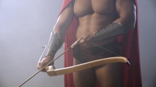 Coltivazione di spartano tenendo arco e freccia. — Video Stock