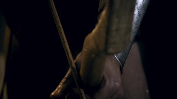 Лук и стрелы в руке спартанца в костюме. — стоковое видео