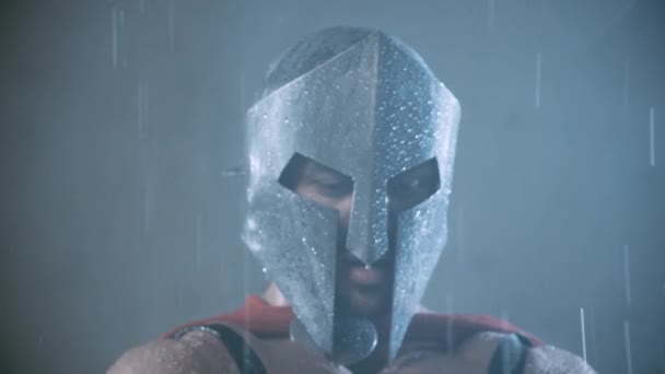 Guerreiro espartano posando no capacete . — Vídeo de Stock