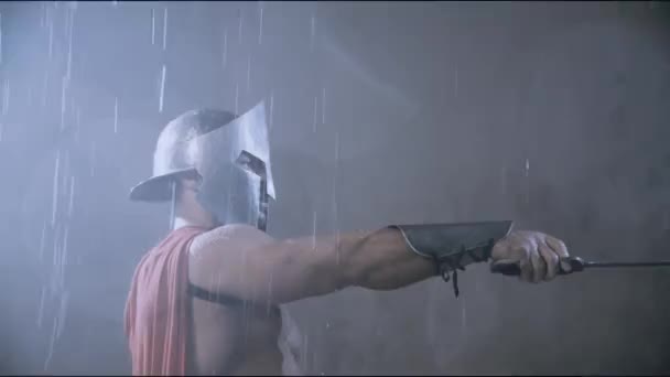 Спартанец с помощью указателя с лезвием под дождем . — стоковое видео