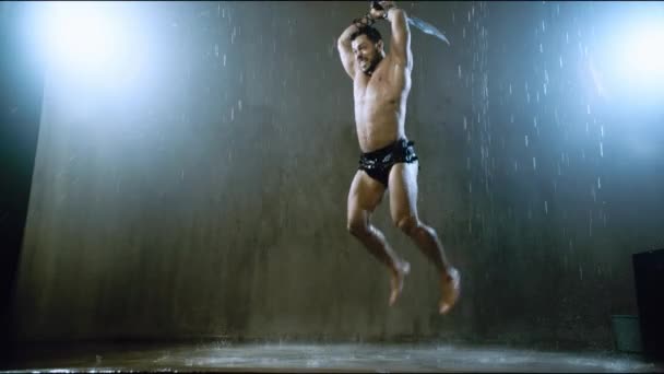 Mojado espartano saltando en ataque bajo la lluvia . — Vídeos de Stock