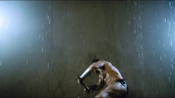 Влажный спартанский прыжок в атаку под дождем . — стоковое видео