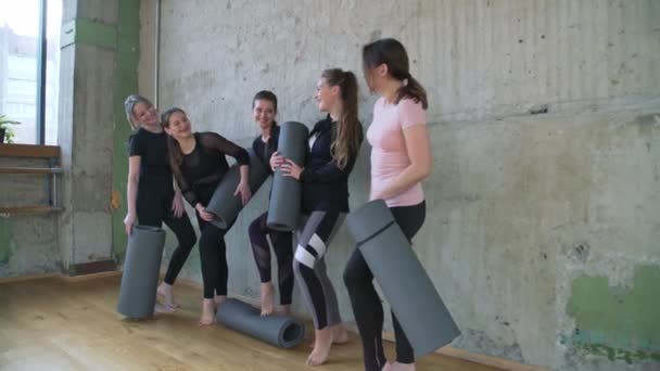 Grupp bestående av fem kvinnor som poserar mattor. — Stockvideo