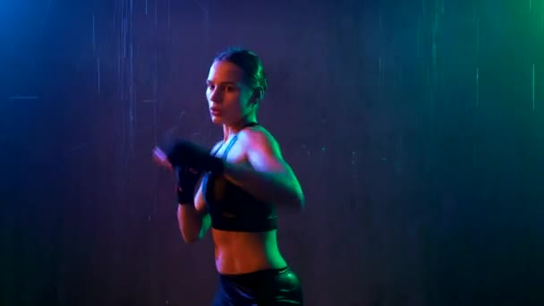 Mujer húmeda haciendo entrenamiento de boxeo hit. — Vídeos de Stock