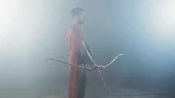 Espartano sosteniendo arco y flecha . — Vídeos de Stock