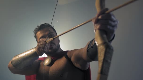 Shirtless caçador espartano apontando com seta . — Vídeo de Stock