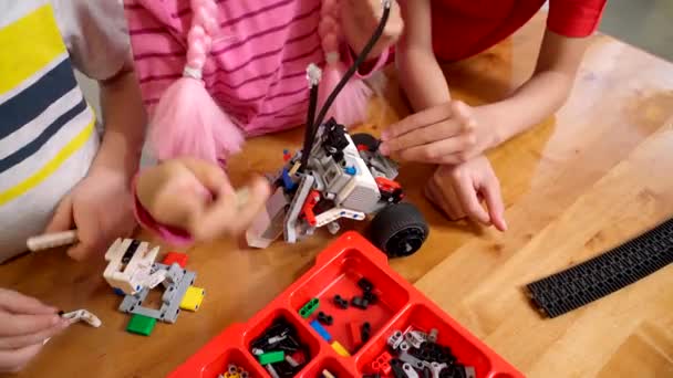 Niños creativos usando kit de construcción. — Vídeo de stock