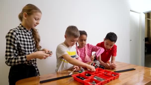 Niños usando kit de construcción para coche. — Vídeo de stock