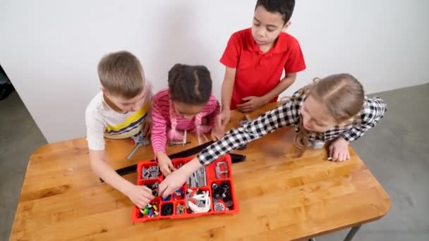Креативні діти використовують будівельний набір . — стокове відео