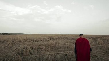 Kuru alanda zırhlı Romalı şövalye.