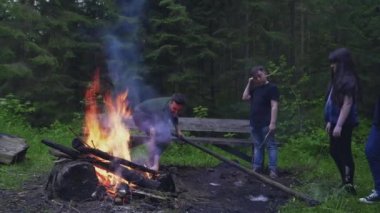 İzci şefi kamp ateşi yakıyor..