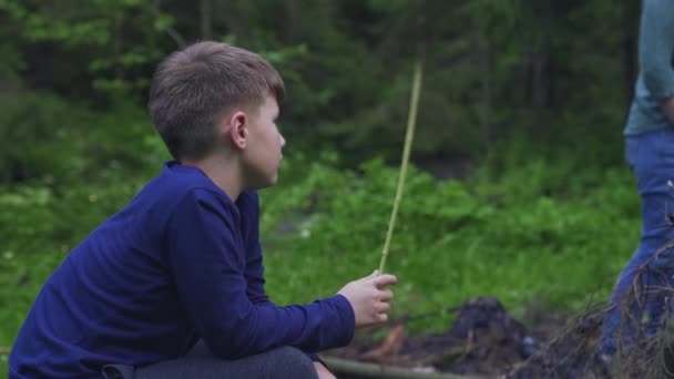 숲 속에 앉아 있는 십 대 남자 청소년. — 비디오