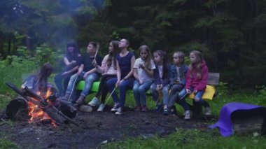 Gençler dallarla oynuyor..