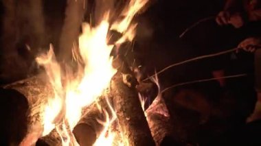 Gençler kamp ateşiyle oynuyor..