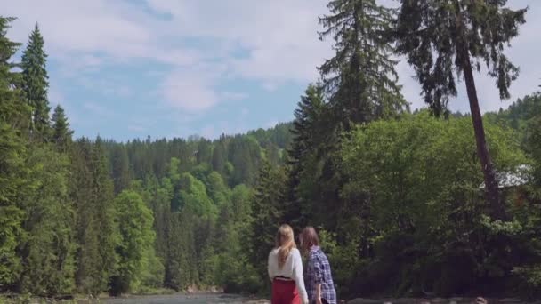 Barn leker spel på flodstranden. — Stockvideo