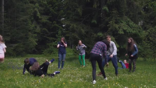 Adolescentes divirtiéndose, corriendo en el bosque . — Vídeos de Stock