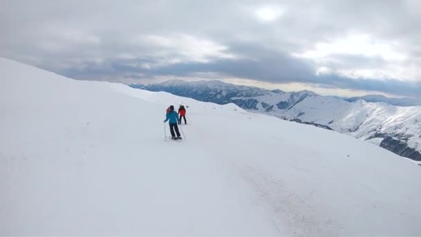 Skiër rijden op de piste met camera aan de voorkant. — Stockvideo