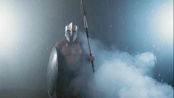 Spartaanse krijger loopt door rook en regen. — Stockvideo