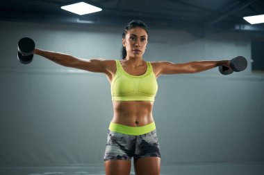 Dambılı kadın vücut geliştirme eğitimi..