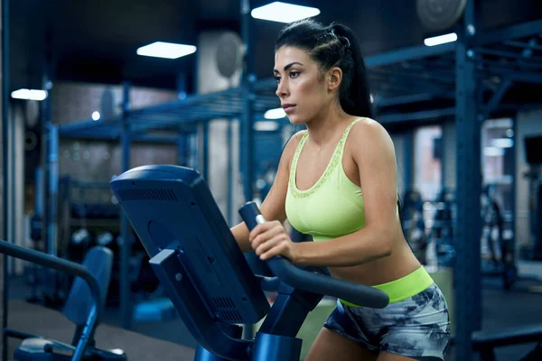 Fitness mujer haciendo cardio en el gimnasio. — Foto de Stock