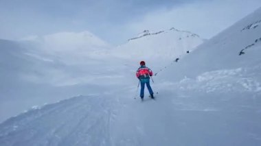 Kar yamacında serbest kayakçı.