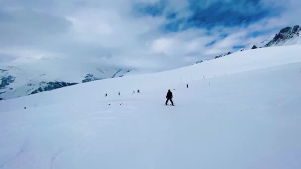 Лыжники на снежном склоне. — стоковое видео