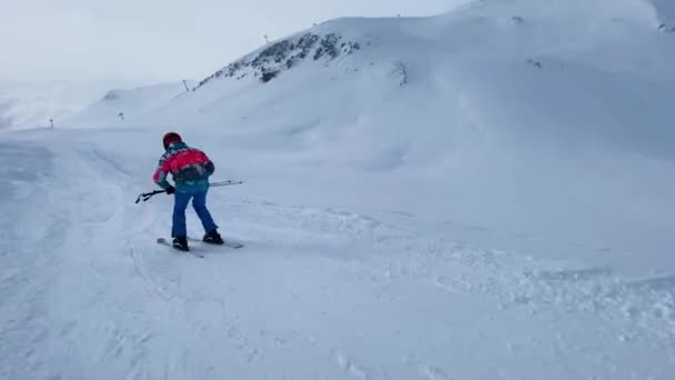 Skidåkare rider på snöig sluttning. — Stockvideo