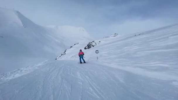 Lyžař sjíždějící z kopce na zasněženém svahu. — Stock video