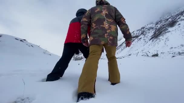 Задні рухи туристів у горах . — стокове відео