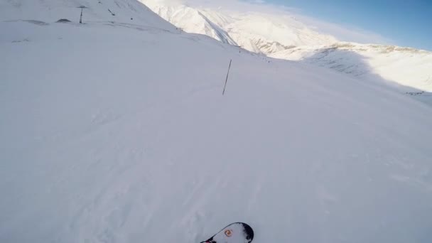 Snowboarder ιππασία στην πλαγιά με κάμερα μπροστά κρατώντας. — Αρχείο Βίντεο
