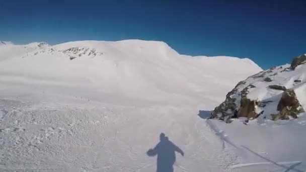 フロント保持カメラ付き斜面に乗るスノーボーダー. — ストック動画