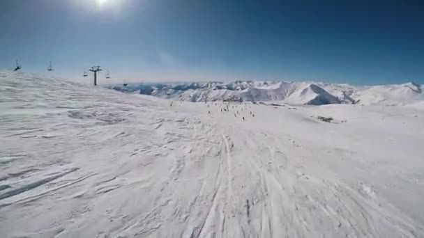 Skidåkning på nedförsbacke med främre förvaringskamera. — Stockvideo