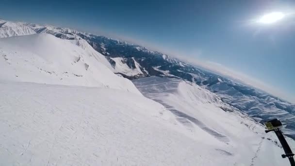 Vista dal paropiano delle montagne innevate. — Video Stock