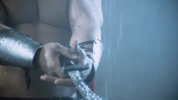Incognito spartaanhoudend lemmet onder regen. — Stockvideo