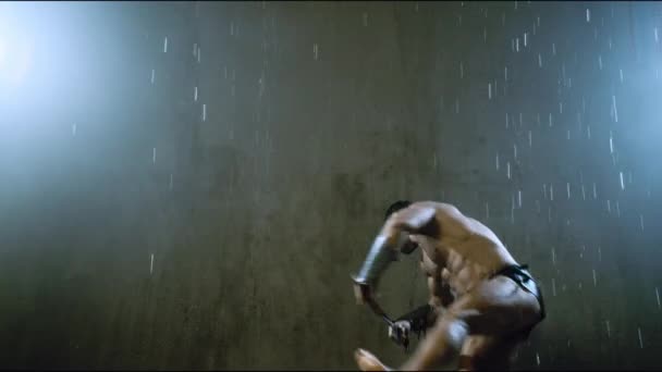 Wet spartan jumping around in attack under rain. — Stock video