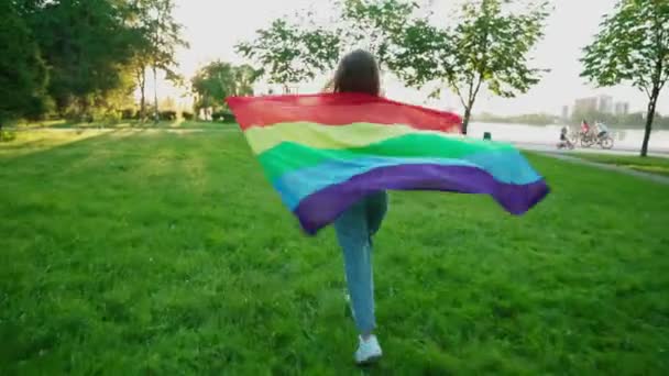 Vrouw met regenboogvlag, met tolerantie. — Stockvideo