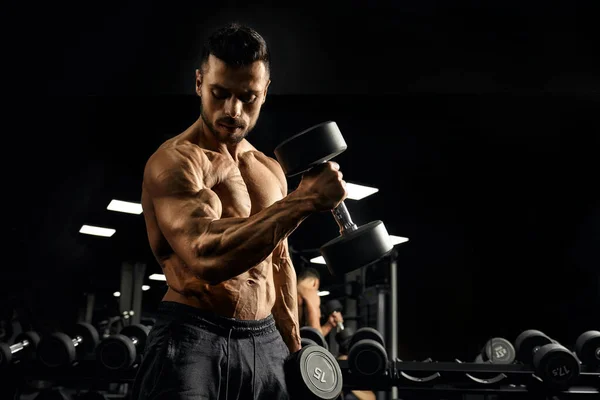 Mięśnie kulturysta trening biceps z hantlami. — Zdjęcie stockowe