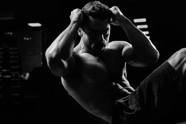 Retrato monocromático do homem fazendo crunches . — Fotografia de Stock