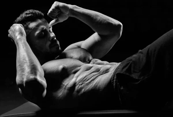 М'язистий чоловік тренує абс на килимку . — стокове фото