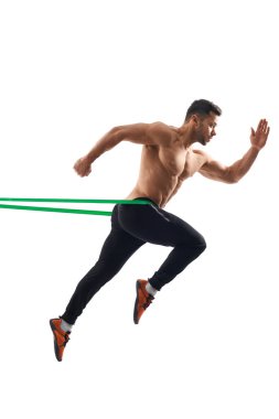 Direniş bandı kullanan üstsüz vücut geliştirici..