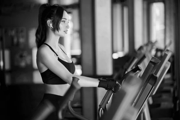 Fit brunetka dziewczyna szkolenia w siłowni. — Zdjęcie stockowe