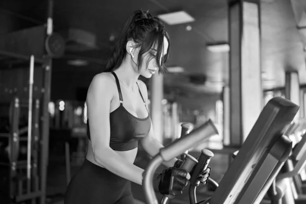 Fitness woman training in gym. — Stock Photo, Image