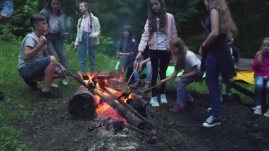Gençler kamp ateşinin yanında eğleniyor..