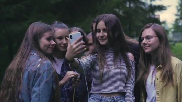 Adolescentes tomando selfie en el bosque . — Vídeo de stock