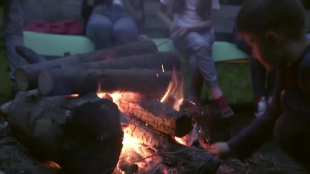 Adolescentes brincando com fogueira . — Vídeo de Stock